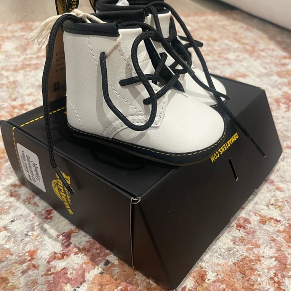 NEW IN BOX‼️ Doc Martens 1460 Crib White Baby Boots - Picture 4 of 6